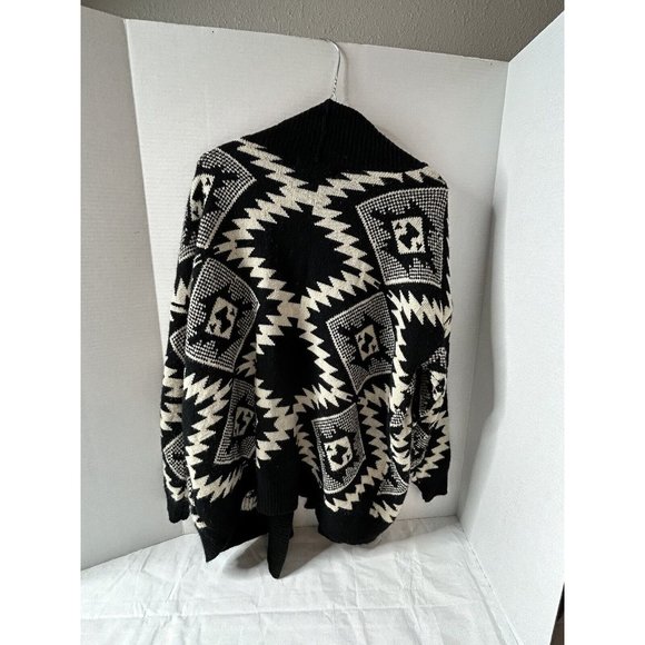 I Joah Women's Black/White Southwestern Patterned Hooded Cardigan Size S/M - Picture 3 of 3